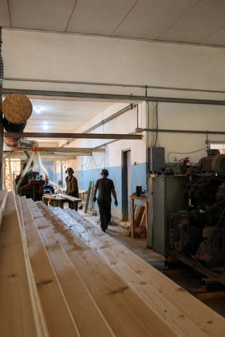 Подача доски — производство бань-бочек в Муроме